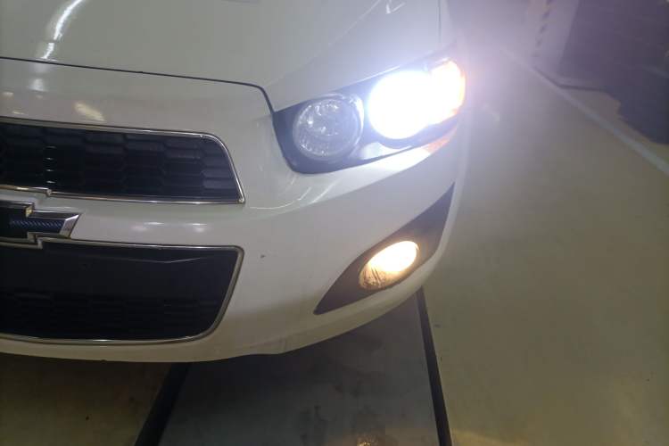 Used Chevrolet Aveo Sonic 2011 Sedan 1.4L Manual Transmission SE Left Front Headlight
