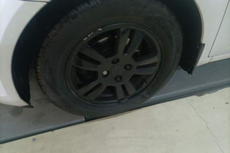 Used Chevrolet Aveo Sonic 2011 Sedan 1.4L Manual Transmission SE Left Front Wheel Hub