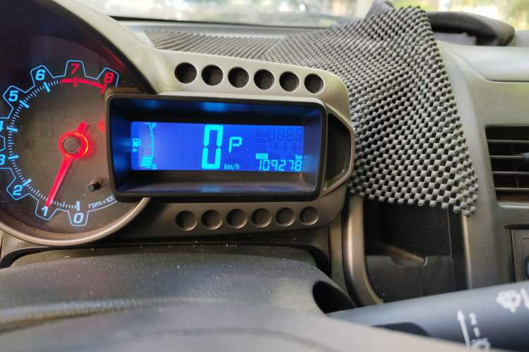 Used Chevrolet Aveo Sonic 2011 Sedan 1.4L Automatic SL Odometer Close Up