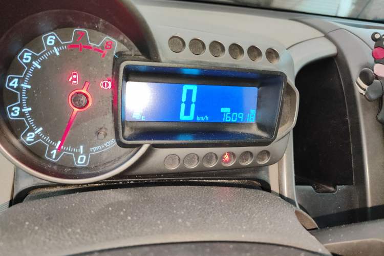 Used Chevrolet Aveo Sonic 2011 Sedan 1.4L MT SL Odometer Close Up