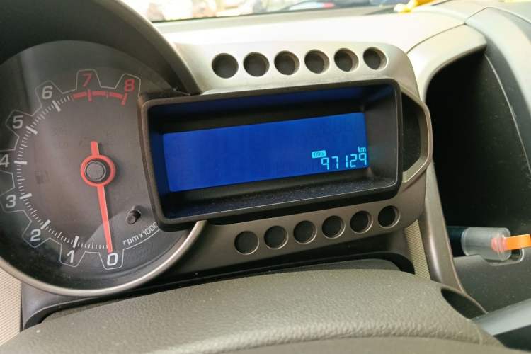 Used Chevrolet Aveo Sonic 2011 Sedan 1.4L MT SL Odometer Close Up
