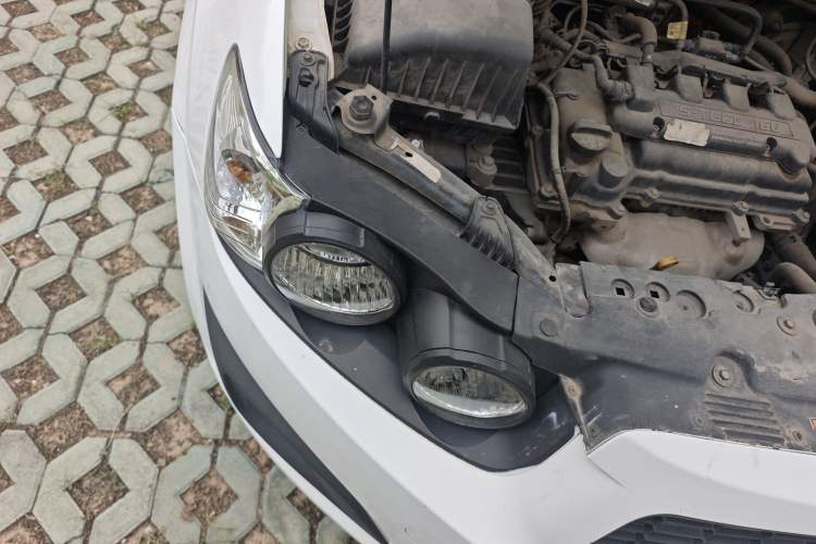 Used Chevrolet Aveo Sonic 2011 Sedan 1.4L MT SL Right Front Headlight