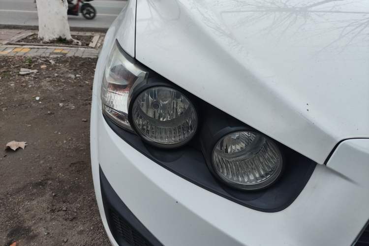 Used Chevrolet Aveo Sonic 2011 Sedan 1.4L MT SL Right Front Headlight