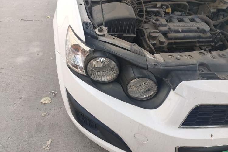 Used Chevrolet Aveo Sonic 2011 Sedan 1.4L MT SL Right Front Headlight