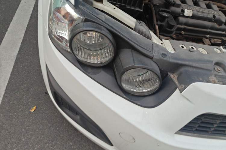 Used Chevrolet Aveo Sonic 2011 Sedan 1.4L MT SL Right Front Headlight