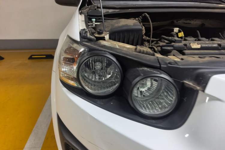 Used Chevrolet Aveo Sonic 2011 Hatchback 1.4L MT SE Right Front Headlight