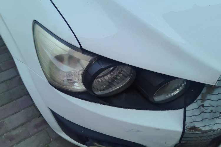 Used Chevrolet Aveo Sonic 2011 Sedan 1.4L MT SL Right Front Headlight