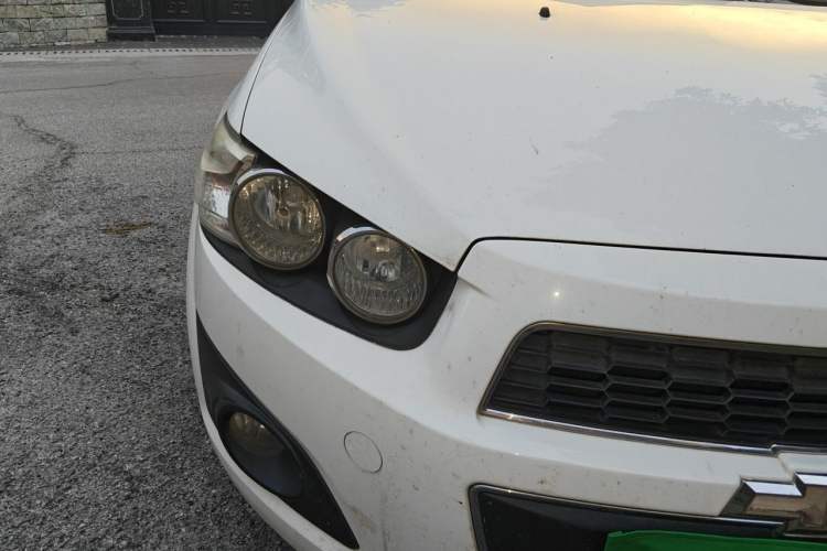 Used Chevrolet Aveo Sonic 2011 Sedan 1.4L Manual Transmission SE Right Front Headlight