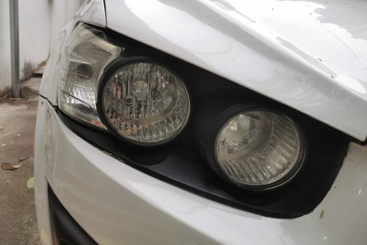 Used Chevrolet Aveo Sonic 2011 Sedan 1.4L MT SL Right Front Headlight