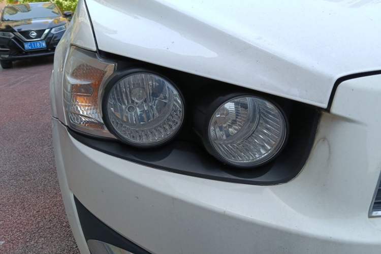 Used Chevrolet Aveo Sonic 2011 Sedan 1.4L MT SL Right Front Headlight