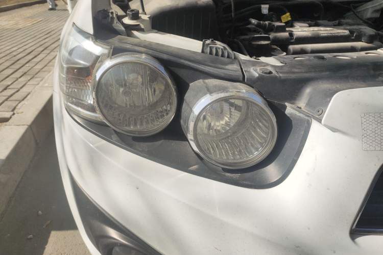 Used Chevrolet Aveo Sonic 2011 Sedan 1.4L Manual Transmission SE Right Front Headlight