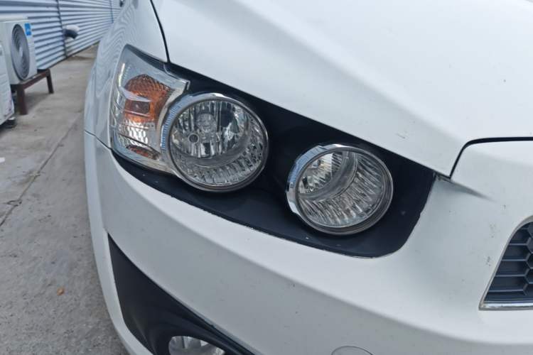 Used Chevrolet Aveo Sonic 2011 Sedan 1.4L Manual Transmission SE Right Front Headlight