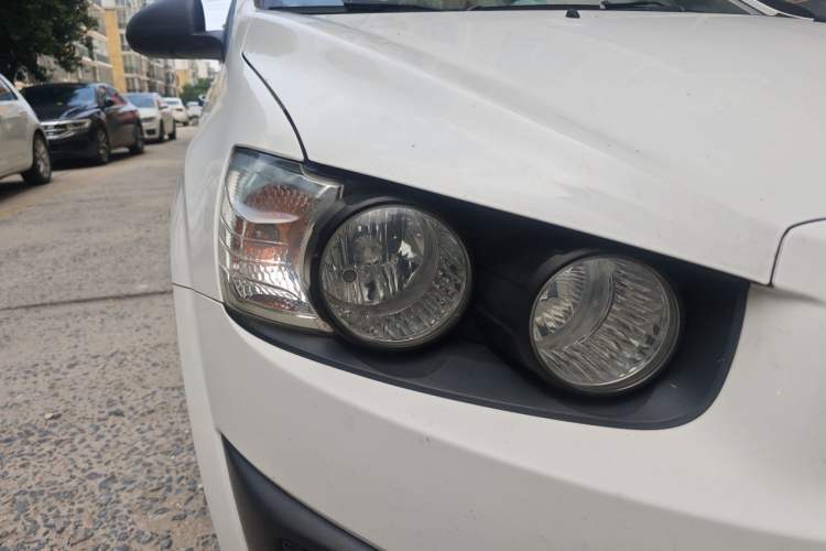 Used Chevrolet Aveo Sonic 2011 Sedan 1.4L MT SL Right Front Headlight