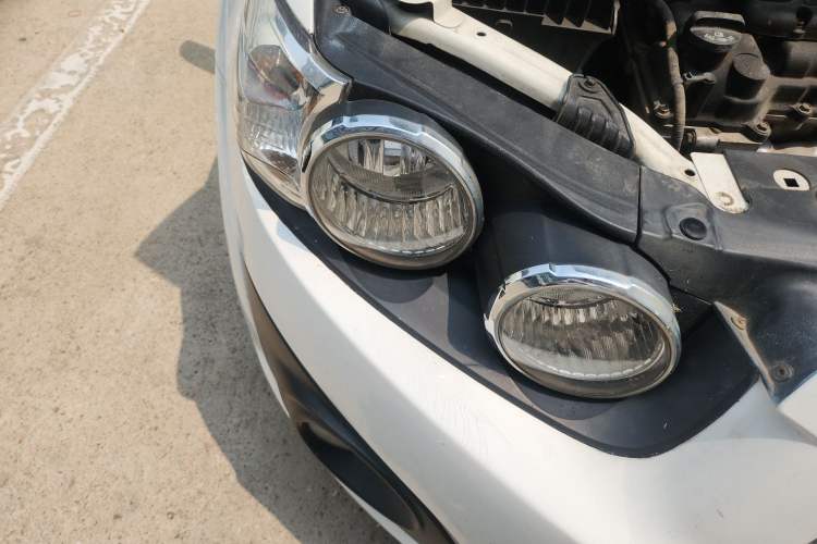 Used Chevrolet Aveo Sonic 2011 Sedan 1.4L Manual Transmission SE Right Front Headlight