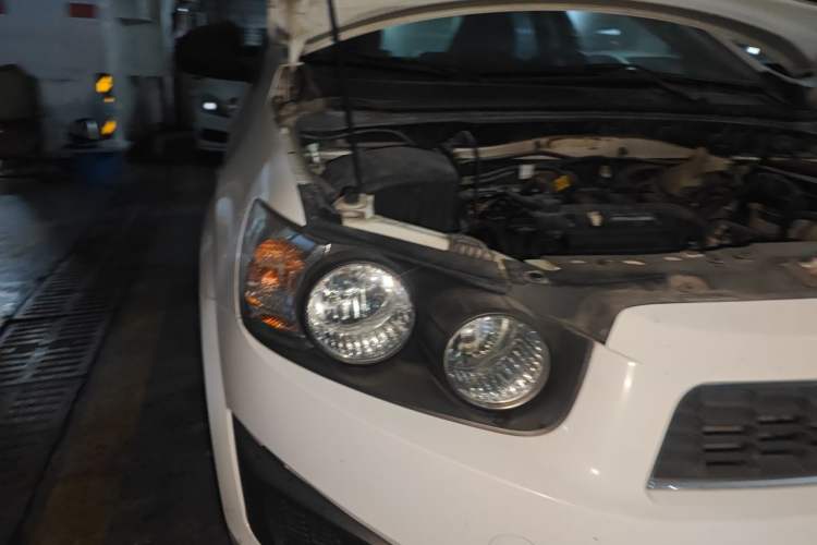 Used Chevrolet Aveo Sonic 2011 Sedan 1.4L MT SL Right Front Headlight
