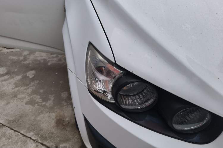 Used Chevrolet Aveo Sonic 2011 Sedan 1.4L MT SL Right Front Headlight