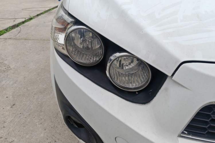 Used Chevrolet Aveo Sonic 2011 Hatchback 1.4L MT SE Right Front Headlight