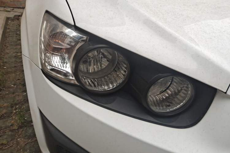 Used Chevrolet Aveo Sonic 2011 Sedan 1.4L MT SL Right Front Headlight