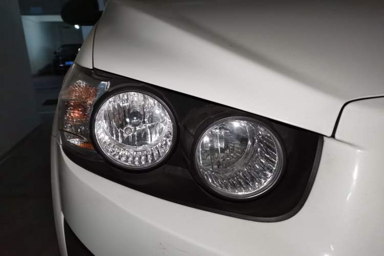 Used Chevrolet Aveo Sonic 2011 Sedan 1.4L MT SL Right Front Headlight