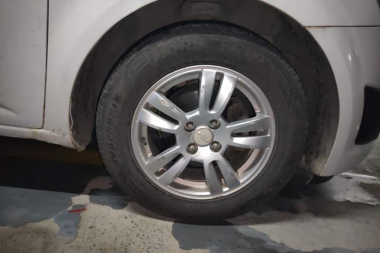 Used Chevrolet Aveo Sonic 2011 Sedan 1.4L MT SL Right Front Wheel Hub
