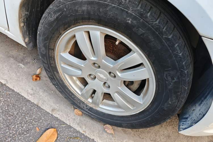 Used Chevrolet Aveo Sonic 2011 Hatchback 1.4L MT SE Right Front Wheel Hub