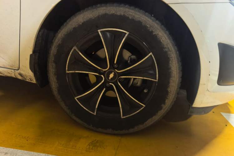 Used Chevrolet Aveo Sonic 2011 Hatchback 1.4L MT SE Right Front Wheel Hub