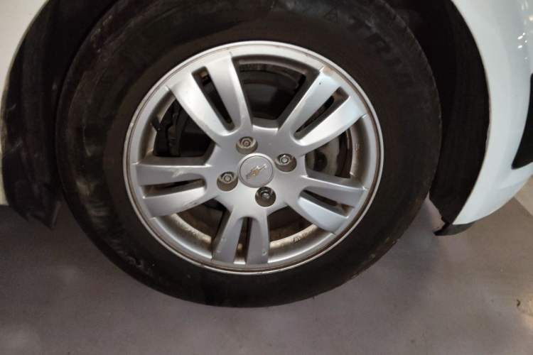 Used Chevrolet Aveo Sonic 2011 Sedan 1.4L Manual Transmission SE Right Front Wheel Hub