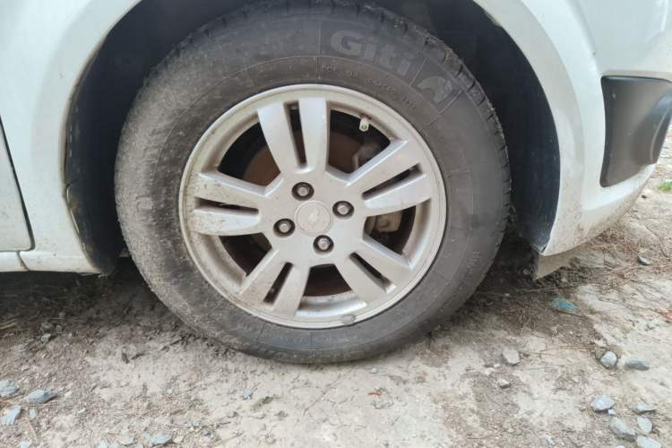 Used Chevrolet Aveo Sonic 2011 Sedan 1.4L Manual Transmission SE Right Front Wheel Hub