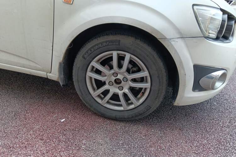 Used Chevrolet Aveo Sonic 2011 Sedan 1.4L MT SL Right Front Wheel Hub