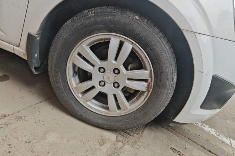 Used Chevrolet Aveo Sonic 2011 Sedan 1.4L Manual Transmission SE Right Front Wheel Hub