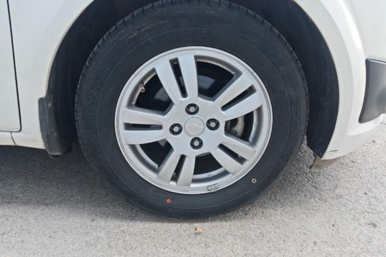 Used Chevrolet Aveo Sonic 2011 Sedan 1.4L Manual Transmission SE Right Front Wheel Hub