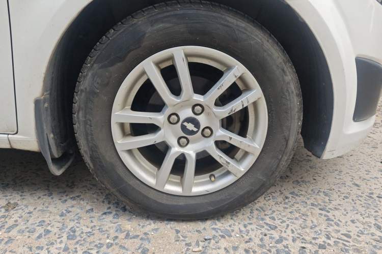 Used Chevrolet Aveo Sonic 2011 Sedan 1.4L MT SL Right Front Wheel Hub