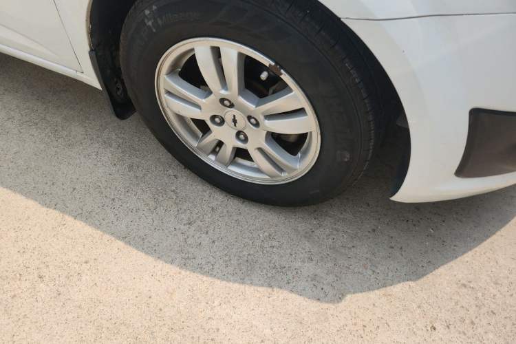 Used Chevrolet Aveo Sonic 2011 Sedan 1.4L Manual Transmission SE Right Front Wheel Hub