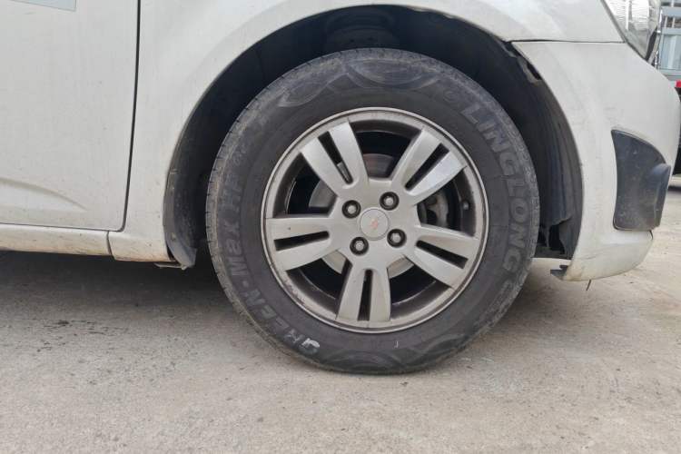 Used Chevrolet Aveo Sonic 2011 Hatchback 1.4L MT SE Right Front Wheel Hub