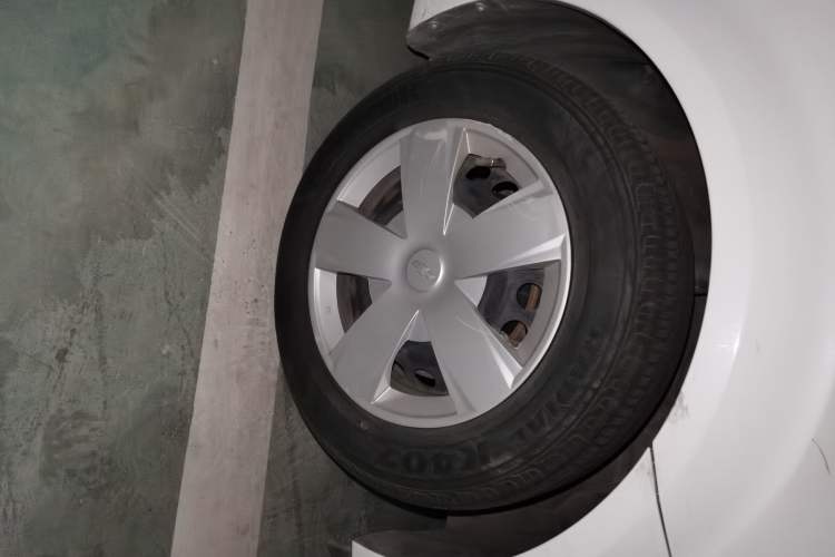 Used Chevrolet Aveo Sonic 2011 Sedan 1.4L MT SL Right Front Wheel Hub
