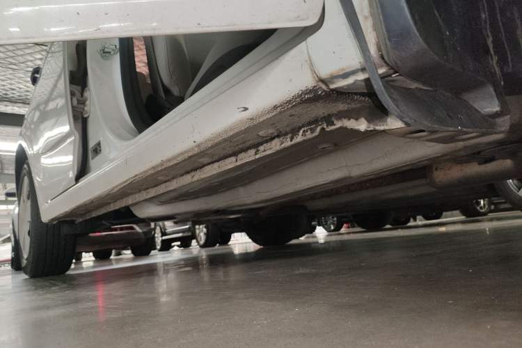Used Chevrolet Aveo Sonic 2011 Sedan 1.4L MT SL Right Side Sill