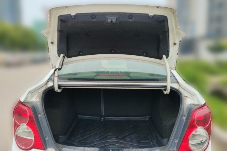 Used Chevrolet Aveo Sonic 2011 Sedan 1.4L MT SL Trunk