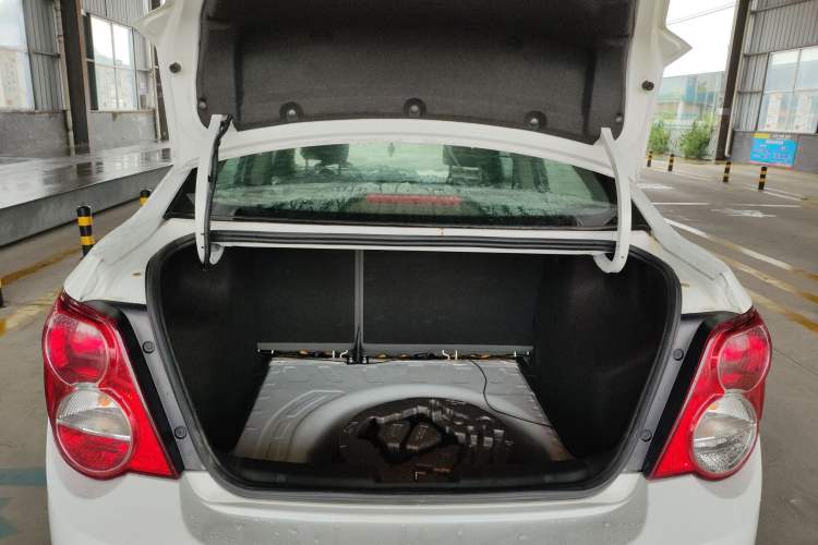 Used Chevrolet Aveo Sonic 2011 Sedan 1.4L MT SL Trunk