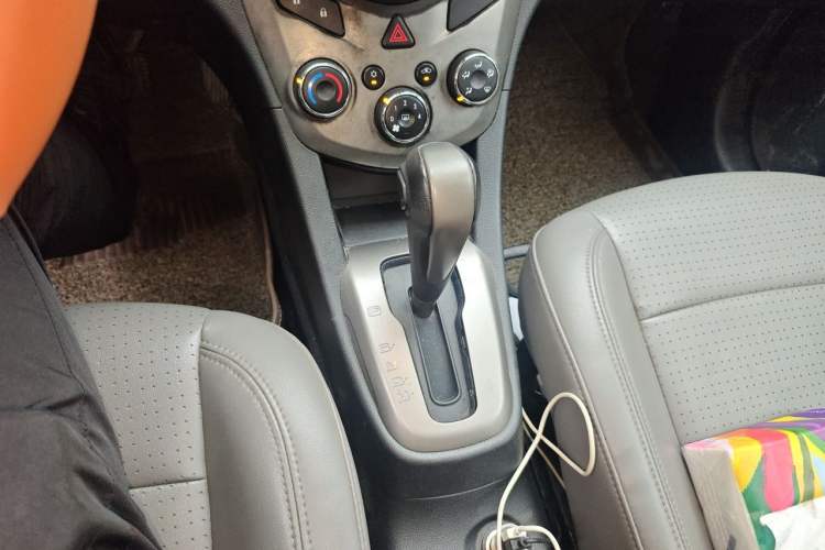 Used Chevrolet Aveo Sonic 2011 Hatchback 1.6L AT SX Gear Lever