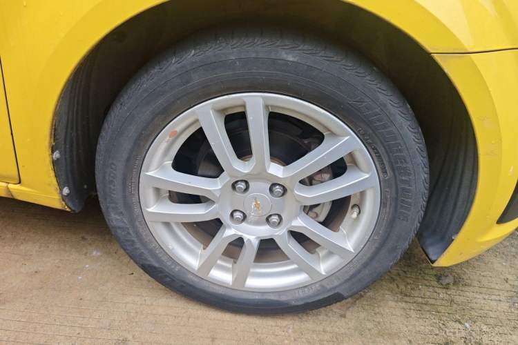 Used Chevrolet Aveo Sonic 2011 Hatchback 1.6L AT SX Right Front Wheel Hub