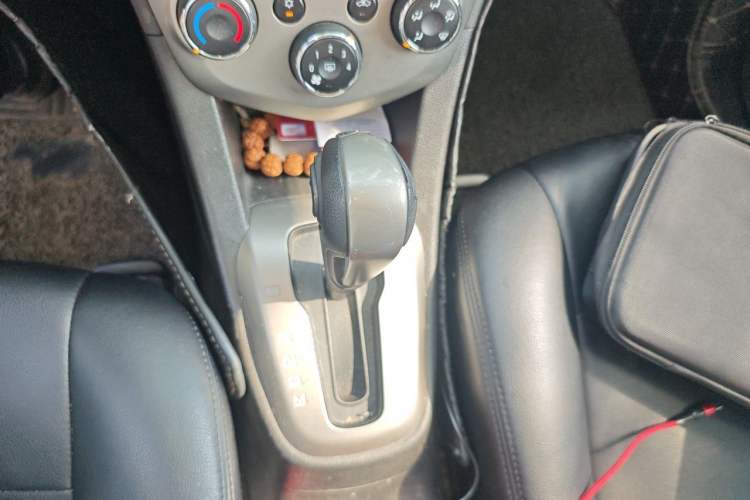 Used Chevrolet Aveo Sonic 2013 Sedan 1.4L Automatic with Sunroof Gear Lever
