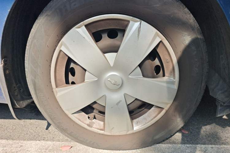 Used Chevrolet Aveo Sonic 2013 Sedan 1.4L Automatic with Sunroof Right Front Wheel Hub