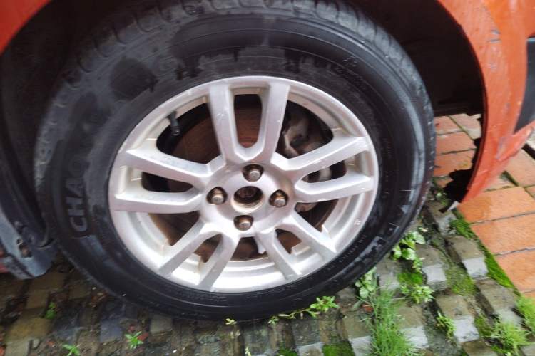 Used Chevrolet Aveo Sonic 2013 Sedan 1.4L Automatic with Sunroof Right Front Wheel Hub