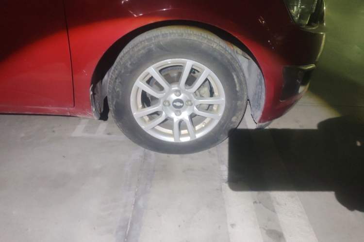 Used Chevrolet Aveo Sonic 2013 Sedan 1.4L Automatic with Sunroof Right Front Wheel Hub