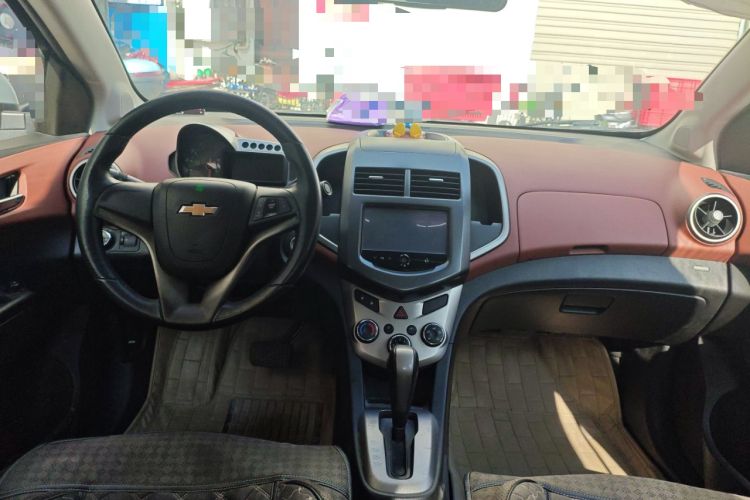 Used Chevrolet Aveo Sonic 2013 Sedan 1.6L AT SX Stylish Audio-Visual Edition Center Console