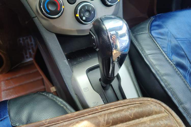 Used Chevrolet Aveo Sonic 2013 Sedan 1.4L Automatic with Sunroof Gear Lever