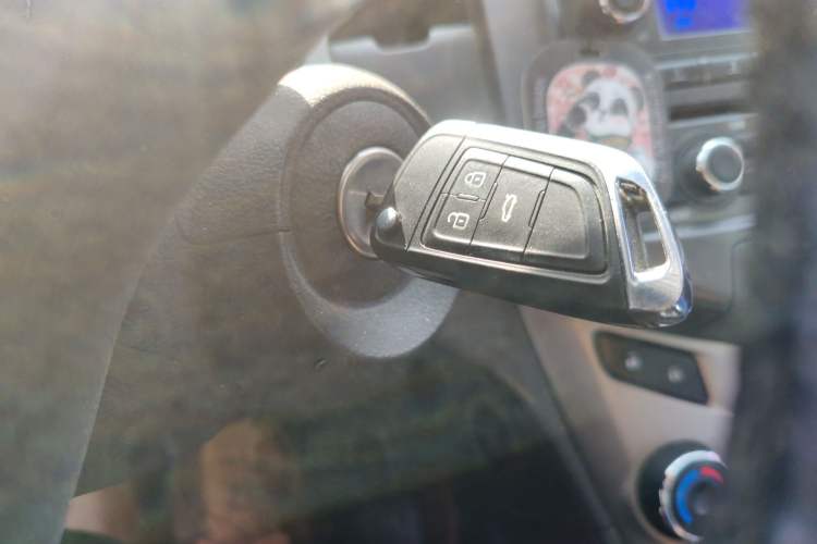 Used Chevrolet Aveo Sonic 2013 Sedan 1.4L Automatic with Sunroof Vehicle Key