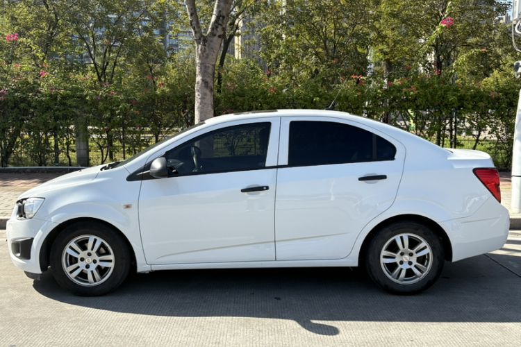 Used Chevrolet Aveo Sonic 2013 Sedan 1.4L Automatic with Sunroof Exterior 4