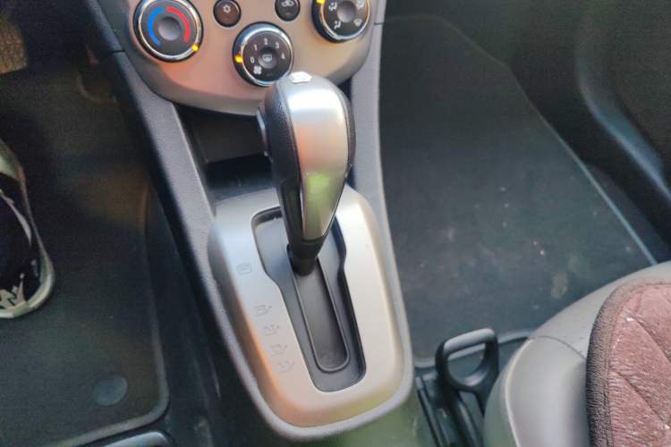 Used Chevrolet Aveo Sonic 2013 Sedan 1.4L Automatic with Sunroof Gear Lever