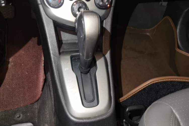 Used Chevrolet Aveo Sonic 2013 Sedan 1.6L AT SX Stylish Audio-Visual Edition Gear Lever